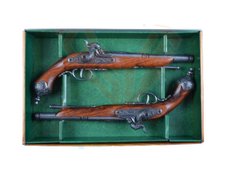 Set 2 pistoale decorative de duelat 40cm